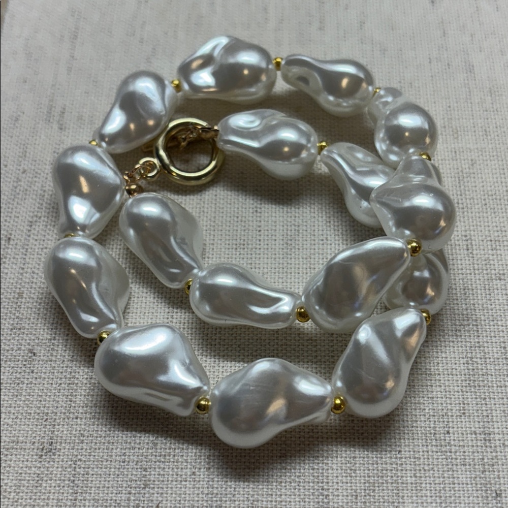 Baroque, imitation pearl choker
